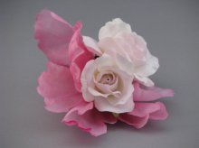 他の写真2: [着物・袴・卒業式・結婚式・ウェディング]バラ髪飾り 蝶々チャームさがり付き ピンク&ホワイト