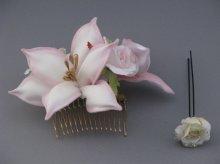 他の写真1: [着物・成人式・袴・卒業式・結婚式・ウェディング]ゆり&バラ髪飾り ホワイト/白&ピンク