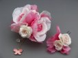 画像2: [着物・袴・卒業式・結婚式・ウェディング]バラ髪飾り 蝶々チャームさがり付き ピンク&ホワイト (2)
