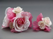 他の写真1: [着物・袴・卒業式・結婚式・ウェディング]バラ髪飾り 蝶々チャームさがり付き ピンク&ホワイト
