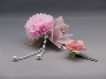 他の写真1: [着物・成人式・袴・卒業式・結婚式・ウェディング]マム・ゆり&バラ花髪飾りさがり付き　ピンク