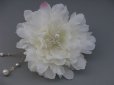 画像2: [着物・成人式・袴・卒業式・結婚式・ウェディング]芍薬（しゃくやく）花髪飾り ホワイト/白&ピンク  (2)
