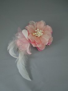 他の写真1: [着物・成人式・袴・卒業式・結婚式・ウェディング・パーティー]花髪飾り 羽飾り付き ピンク