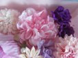 画像3: フラワーギフト．贈り物．プレゼントに最適． バラ大つぼみ１個,．創作薔薇1個．6層バラ1個．マム花5個．バラ中1個．薔薇小花5個．メッシュ花1個．ちりめん花2個．パール下がり付1個．計16個，色は薄．濃ピンク紫．薄紫 (3)