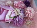 フラワーギフト．贈り物．プレゼントに最適． バラ大つぼみ１個,．創作薔薇1個．6層バラ1個．マム花5個．バラ中1個．薔薇小花5個．メッシュ花1個．ちりめん花2個．パール下がり付1個．計16個，色は薄．濃ピンク紫．薄紫