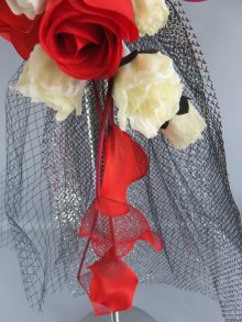 他の写真3: フラワーギフト．贈り物．プレゼントに最適． 壁飾り.サイドテーブル.花瓶に入れて.素敵なお部屋に変わります。花びら.花計16個，色は白．赤.エンジ.黒チュール.黒ネット