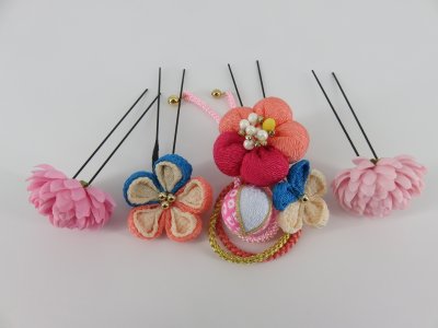 画像2: 髪飾り 着物 成人式 振袖 袴 卒業式 結婚式 七五三 ちりめん 小 花・.手毬ちりめん.マム花 髪飾り4点セットです。 ピンク.ワイン.ブルー .クリーム素敵な色合いです。