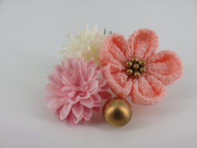 画像4: 髪飾り 着物 成人式 振袖 袴 卒業式 結婚式 七五三  ちりめんつまみ細工 髪飾り ピンク 濃いピンク 白 オレンジ グラデーション 花4点セット