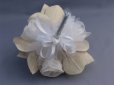画像2: ウェディングブーケ（ラウンドブーケ・造花）　巻きバラ&ビーズ（アクリルチップ）花　ホワイト /白 (2)