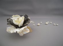 他の写真1: [着物・成人式・袴・卒業式・結婚式・ウェディング・パーティー]バラ髪飾り パールさがり付き ホワイト/白・ブラック/黒&ゴールド
