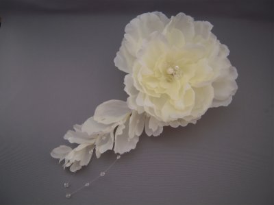 画像2: 髪飾り 着物 成人式 振袖 袴 卒業式 結婚式 七五三 花 髪飾り 花びら さがり 付き ホワイト 白