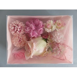 画像: フラワーギフト．贈り物．プレゼントに最適． バラ大つぼみ１個,．創作薔薇1個．6層バラ1個．マム花5個．バラ中1個．薔薇小花3個．メッシュ花1個．ちりめん花2個．パール下がり付1個．計16個，色は薄．濃ピンク．薄紫