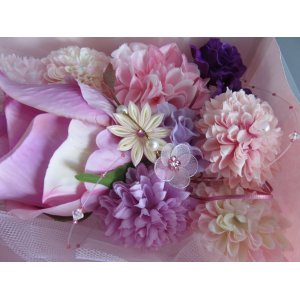 画像: フラワーギフト．贈り物．プレゼントに最適． バラ大つぼみ１個,．創作薔薇1個．6層バラ1個．マム花5個．バラ中1個．薔薇小花5個．メッシュ花1個．ちりめん花2個．パール下がり付1個．計16個，色は薄．濃ピンク紫．薄紫