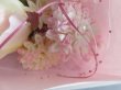 画像2: フラワーギフト．贈り物．プレゼントに最適． バラ大つぼみ１個,．創作薔薇1個．6層バラ1個．マム花5個．バラ中1個．薔薇小花3個．メッシュ花1個．ちりめん花2個．パール下がり付1個．計16個，色は薄．濃ピンク．薄紫