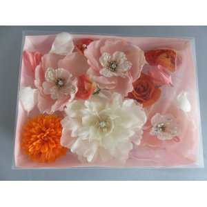画像: フラワーギフト．贈り物．プレゼントに最適． ガーベラフラワー特大１個,ローズフラワー特中3個．バラ1個．薔薇小花2個.マム花特大1個.7層ローズ1個.薔薇花びら下がり付2個計11個，色は白．ピンク．オレンジ