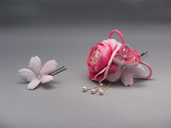 画像: 髪飾り 着物 成人式 振袖 袴 卒業式 結婚式 七五三 バラ 桜 つまみ細工 花 髪飾り さがり付き ピンク