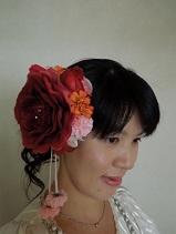 画像: 髪飾り 着物 成人式 振袖 袴 卒業式 結婚式 七五三 バラ マム ちりめん 桜 髪飾り さがり 付き レッド 赤