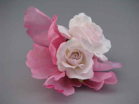 画像: [着物・袴・卒業式・結婚式・ウェディング]バラ髪飾り 蝶々チャームさがり付き ピンク&ホワイト