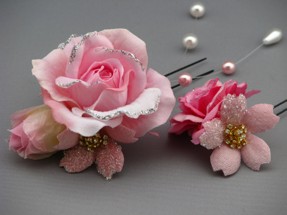 画像: 髪飾り 着物 成人式 振袖 袴 卒業式 結婚式 七五三 バラ ちりめん 桜 髪飾り ピンク