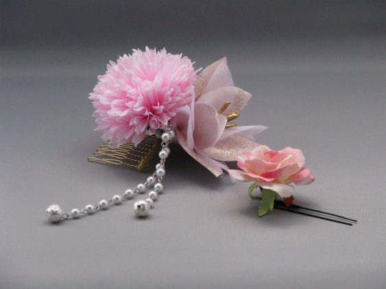 画像: [着物・成人式・袴・卒業式・結婚式・ウェディング]マム・ゆり&バラ花髪飾りさがり付き　ピンク