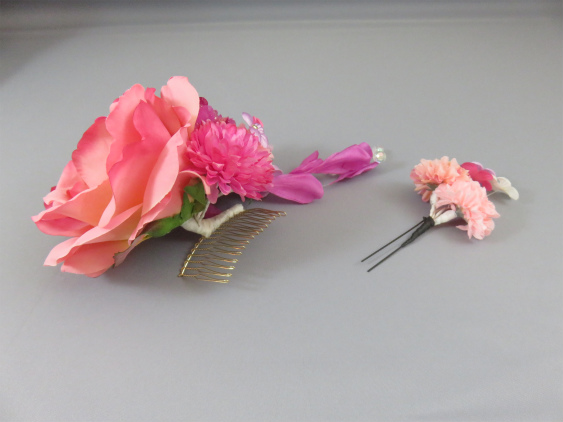 画像: [髪飾り 着物・成人式・袴・卒業式・結婚式用]バラ＆マム花髪飾り 花びらさがり付き ピンク＆パープル/紫
