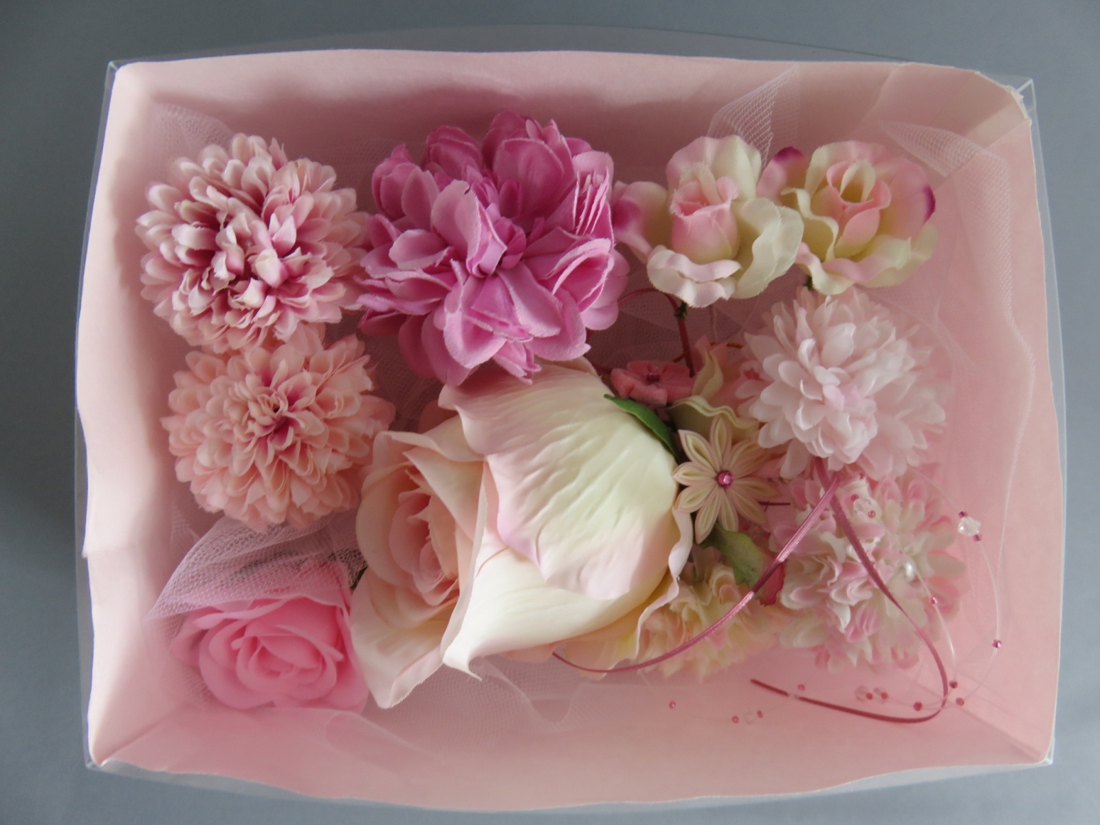 画像: フラワーギフト．贈り物．プレゼントに最適． バラ大つぼみ１個,．創作薔薇1個．6層バラ1個．マム花5個．バラ中1個．薔薇小花3個．メッシュ花1個．ちりめん花2個．パール下がり付1個．計16個，色は薄．濃ピンク．薄紫
