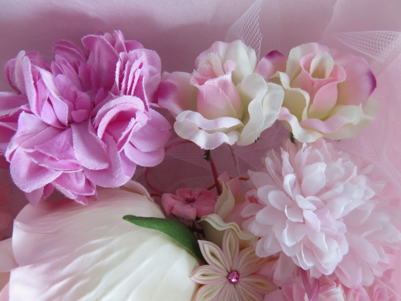 画像3: フラワーギフト．贈り物．プレゼントに最適． バラ大つぼみ１個,．創作薔薇1個．6層バラ1個．マム花5個．バラ中1個．薔薇小花3個．メッシュ花1個．ちりめん花2個．パール下がり付1個．計16個，色は薄．濃ピンク．薄紫