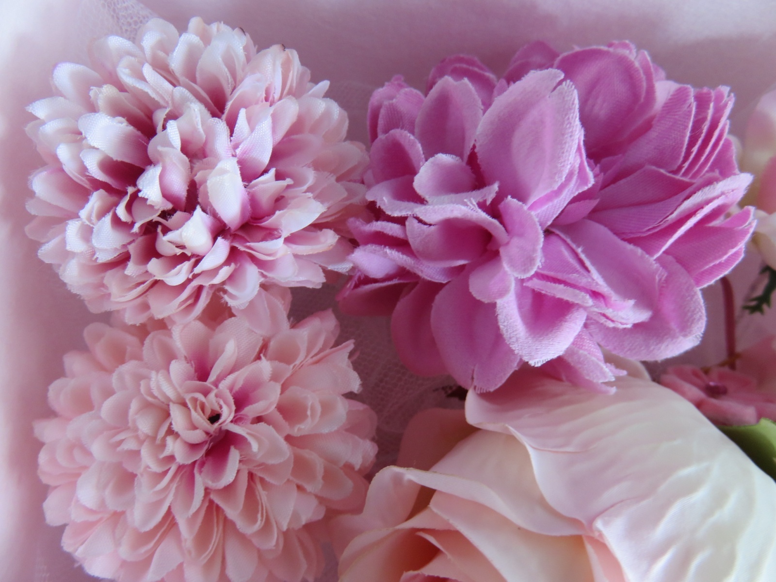 画像4: フラワーギフト．贈り物．プレゼントに最適． バラ大つぼみ１個,．創作薔薇1個．6層バラ1個．マム花5個．バラ中1個．薔薇小花3個．メッシュ花1個．ちりめん花2個．パール下がり付1個．計16個，色は薄．濃ピンク．薄紫