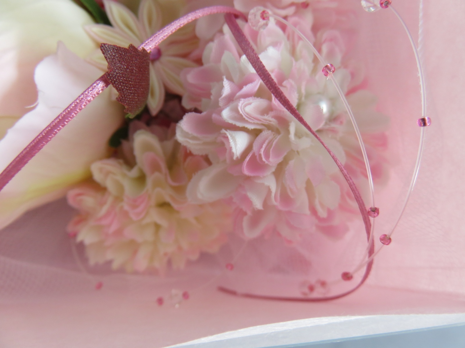 画像2: フラワーギフト．贈り物．プレゼントに最適． バラ大つぼみ１個,．創作薔薇1個．6層バラ1個．マム花5個．バラ中1個．薔薇小花3個．メッシュ花1個．ちりめん花2個．パール下がり付1個．計16個，色は薄．濃ピンク．薄紫