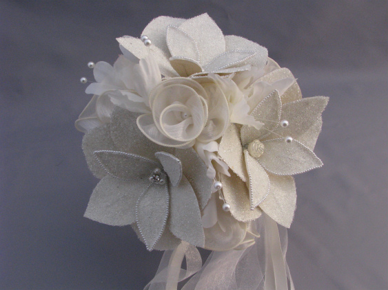 画像: ウェディングブーケ（ラウンドブーケ・造花）　巻きバラ&ビーズ（アクリルチップ）花　ホワイト /白